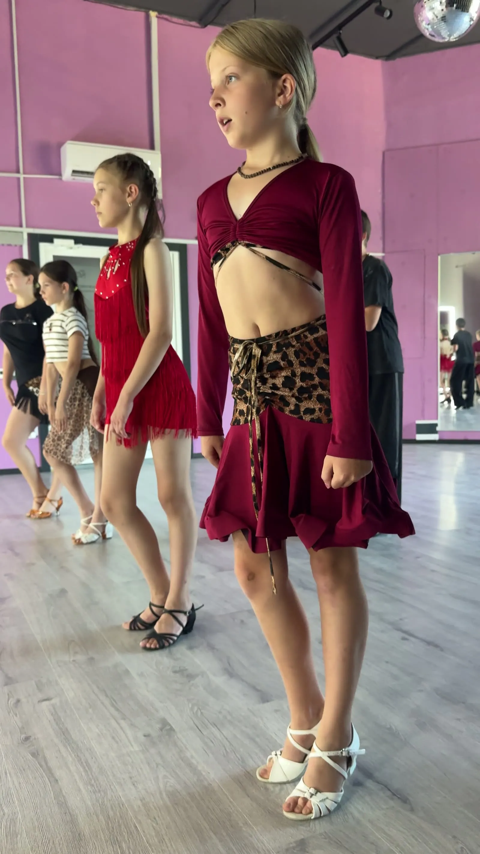 Учениця студії Dance Style VDN у турнірному костюмі на занятті ПРО-групи