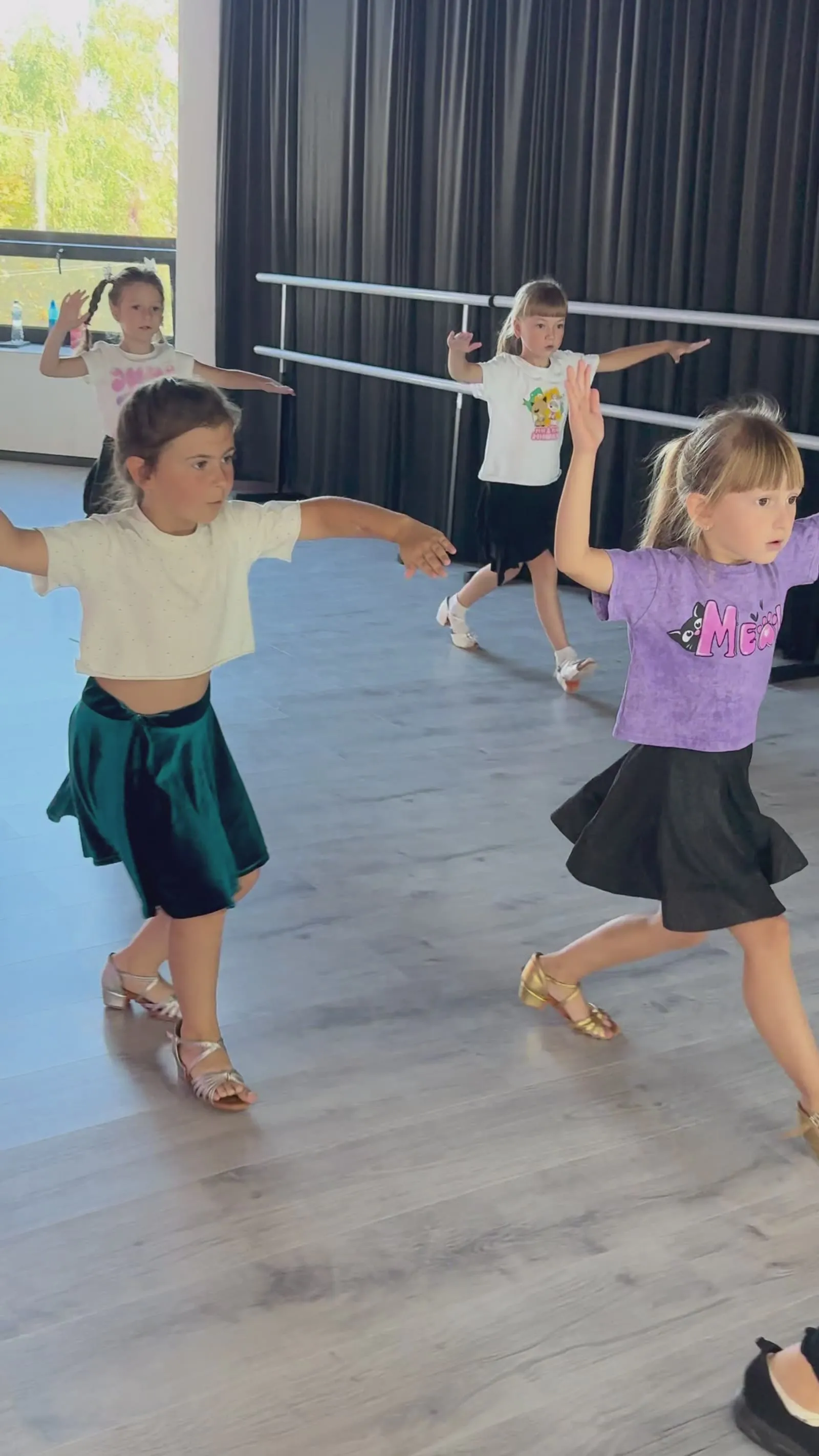 Діти на занятті бального танцю в студії Dance Style VDN