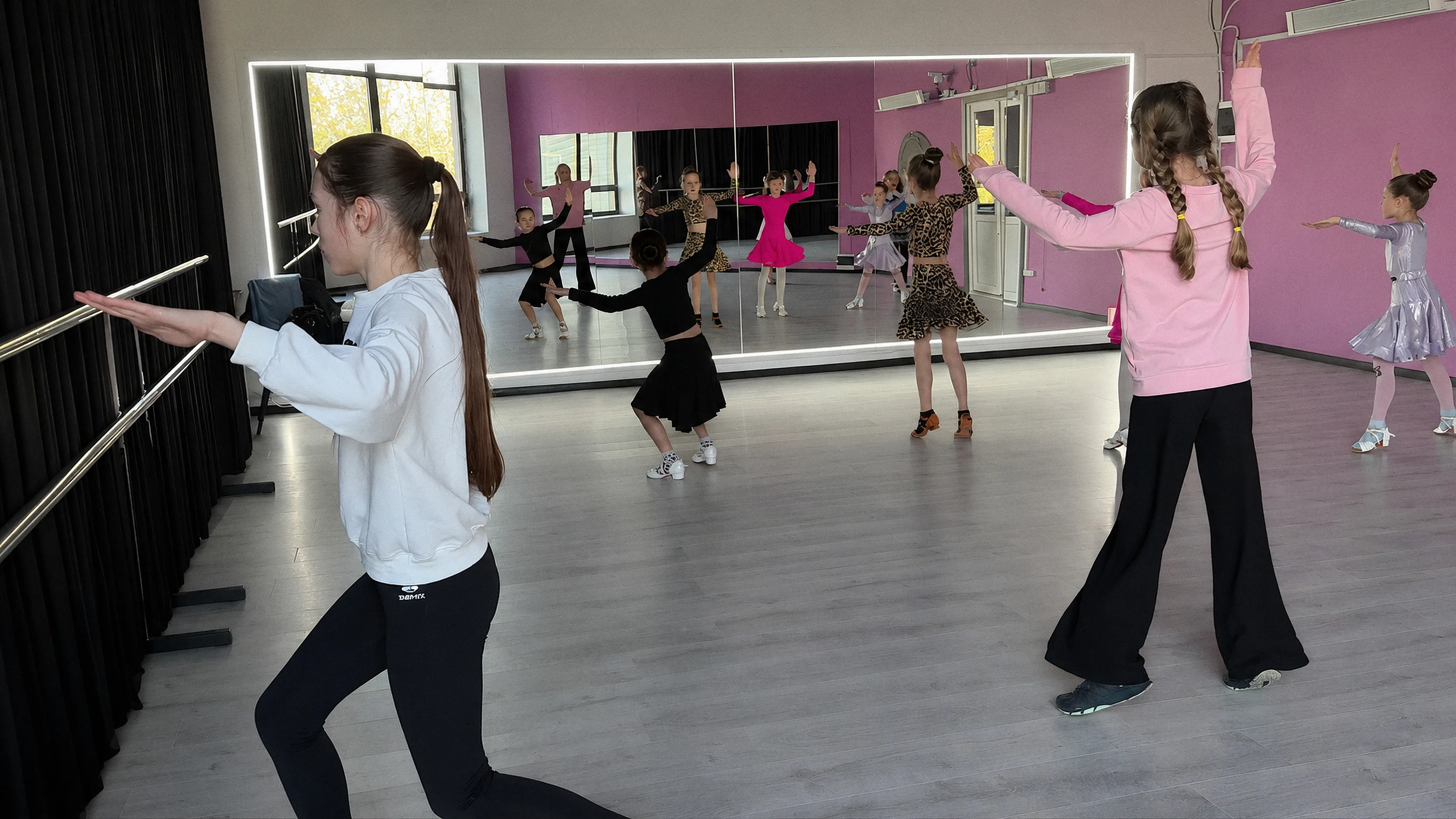 Діти на занятті бального танцю в залі студії Dance Style VDN у Верхньодніпровську