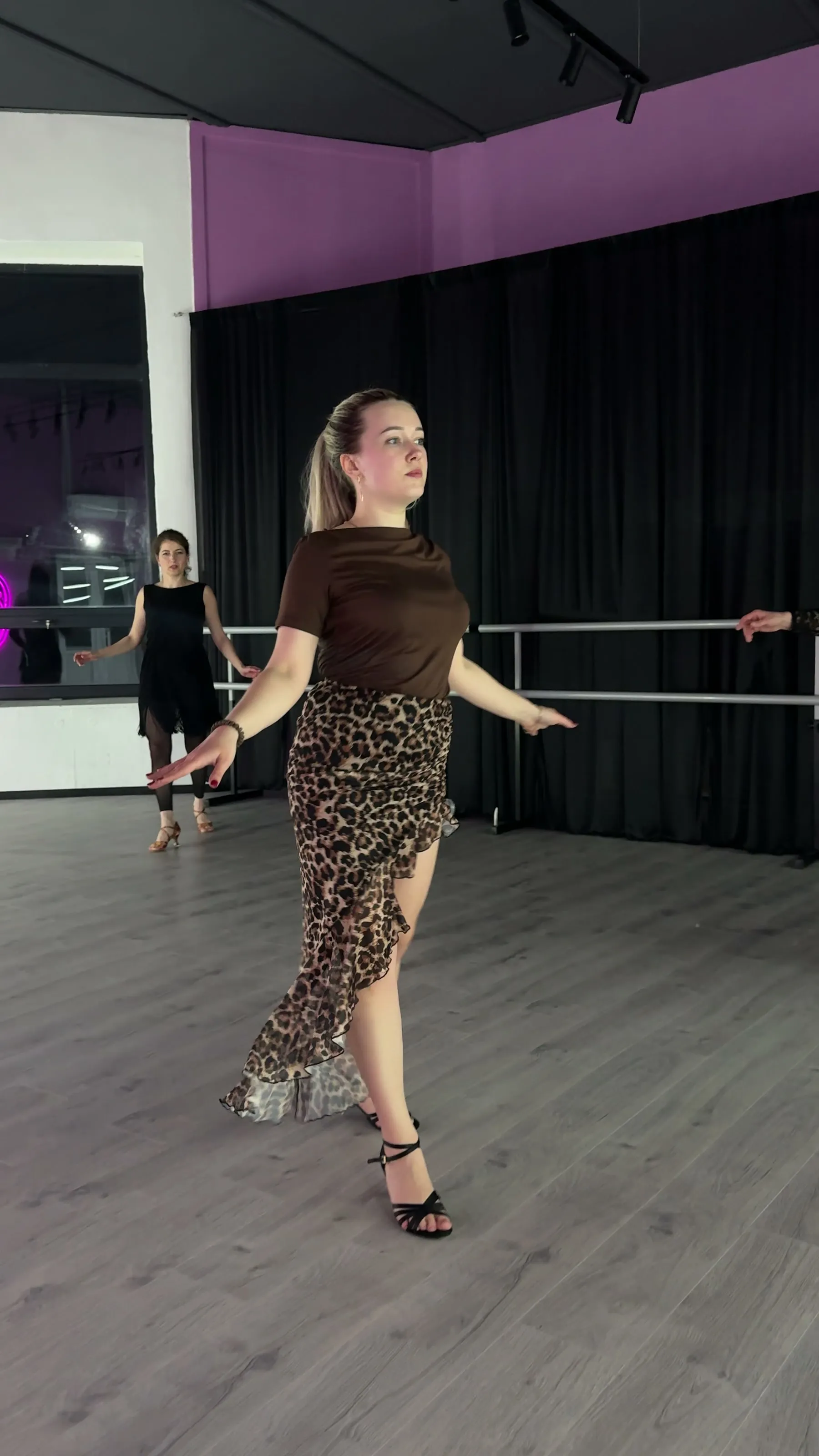 Жінка танцює латиноамериканську програму в студії Dance Style VDN