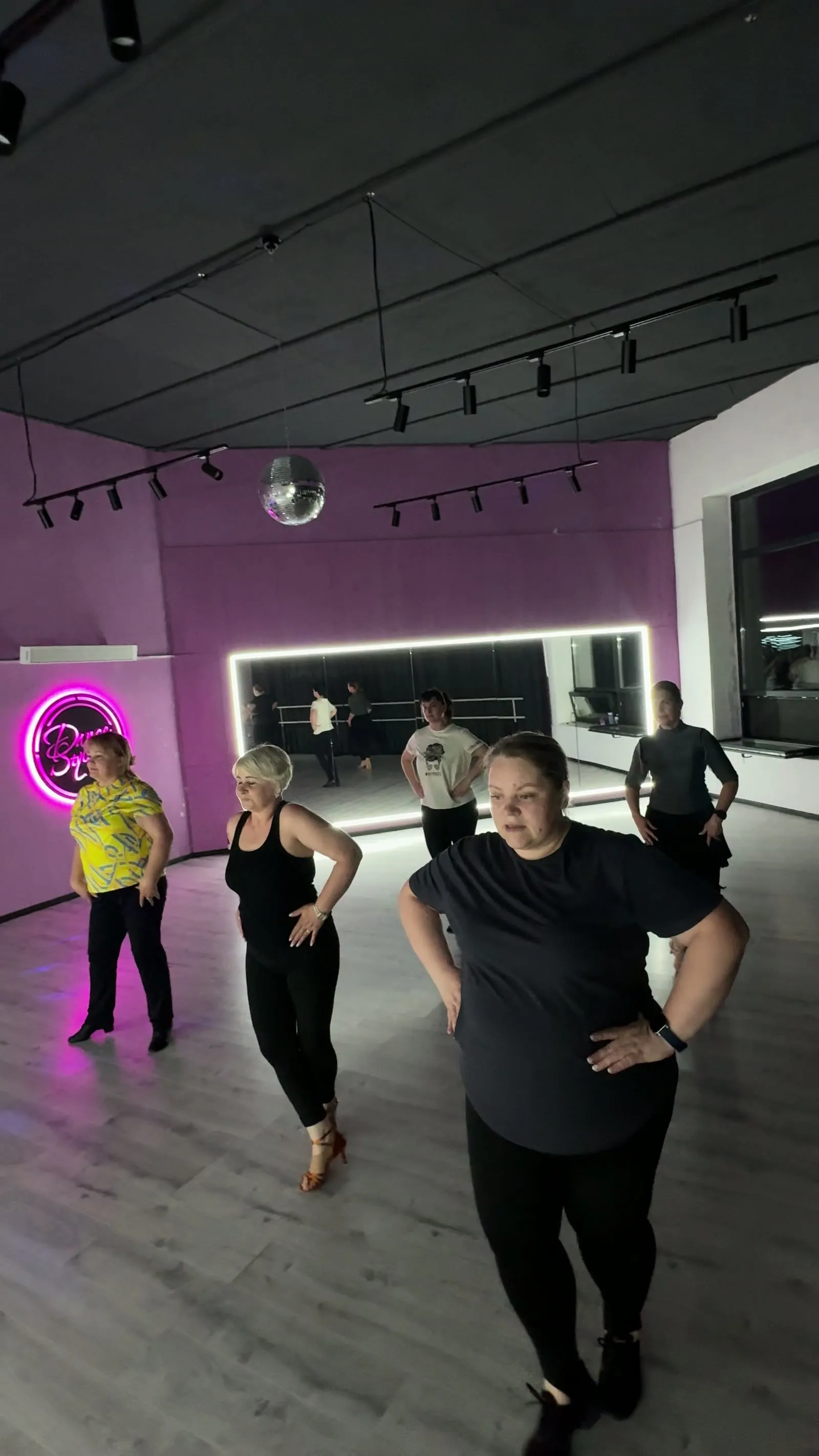 Дорослі жінки на занятті групи Хобі в студії Dance Style VDN