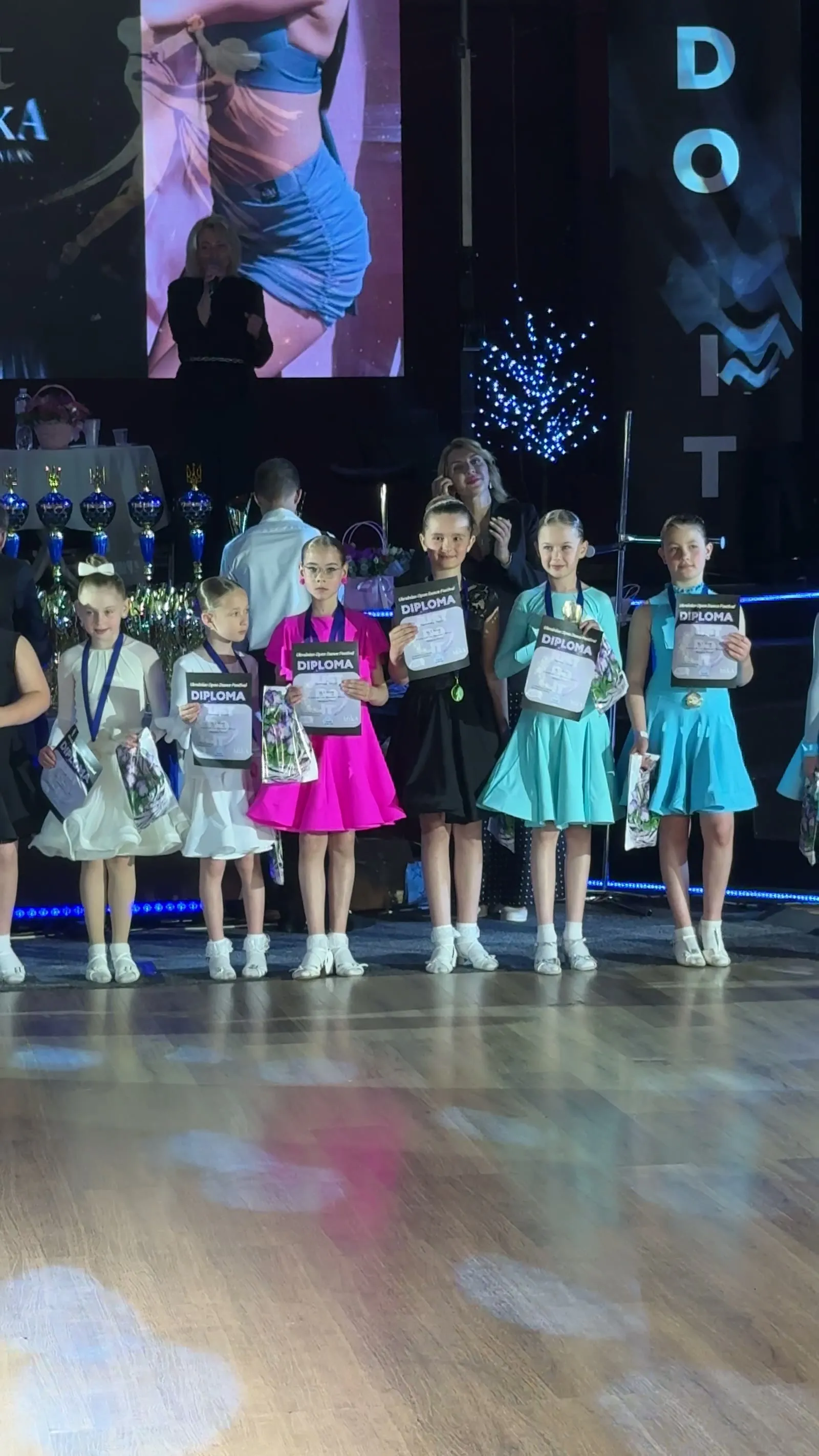 Юна танцівниця студії Dance Style VDN у турнірній сукні