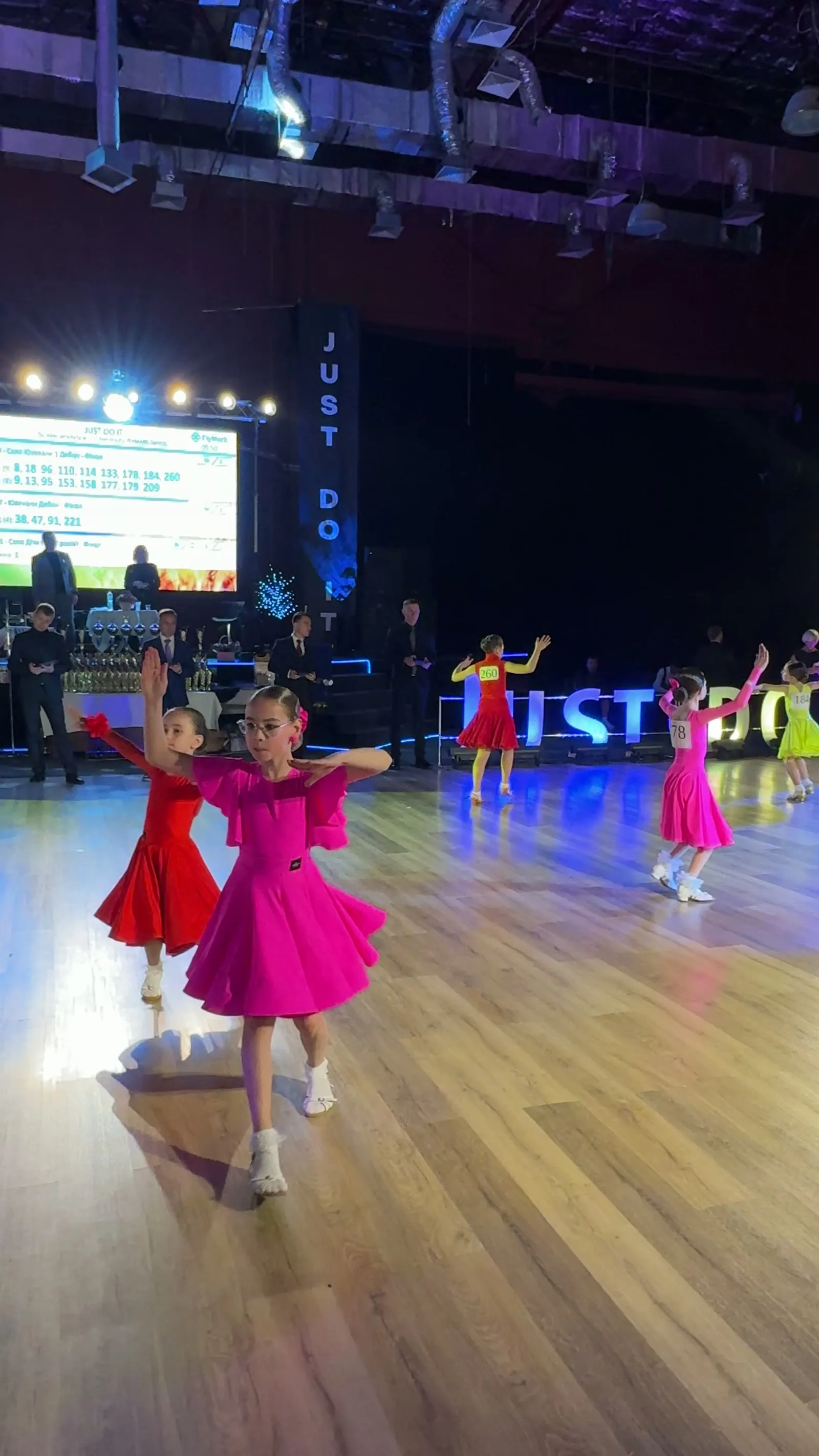 Учениця студії виконує фігуру європейської програми на турнірі